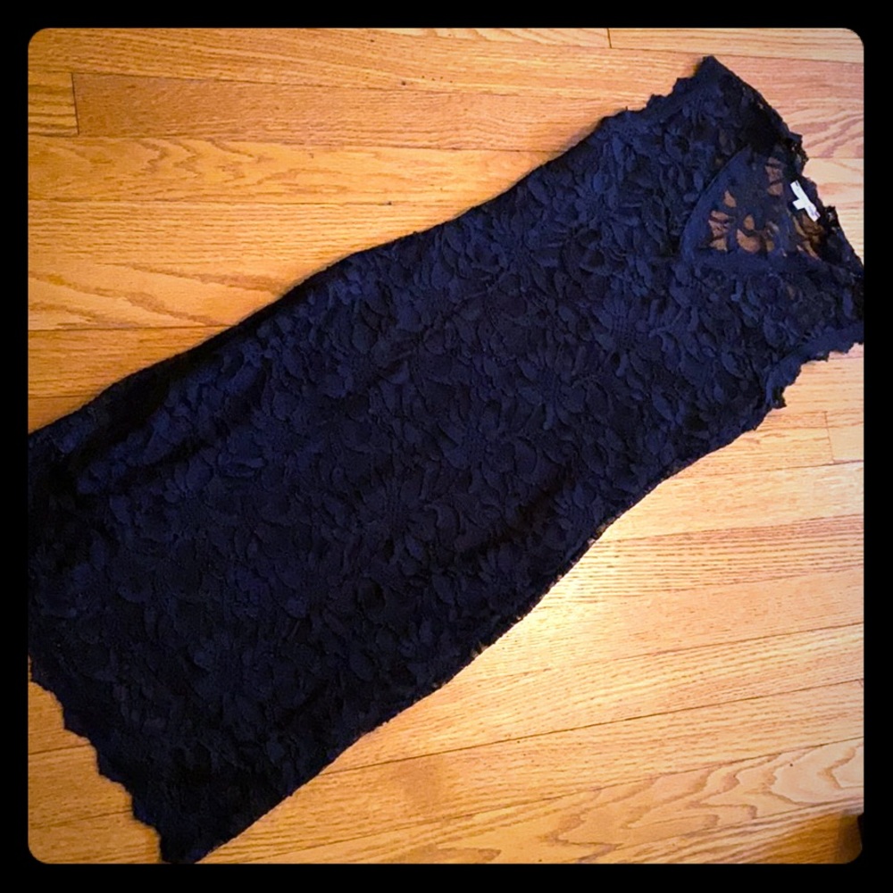 Black sleeveless lace dress